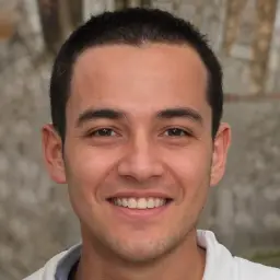 Foto de Javier S., fisioterapeuta, en su testimonio sobre la facilidad de uso de la aplicación para él y sus clientes.