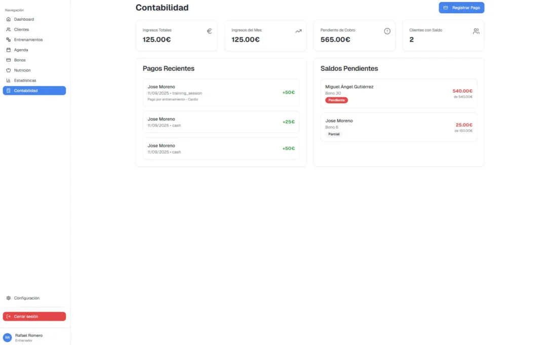 Panel de control con gráficos de ingresos y gastos de la aplicación.